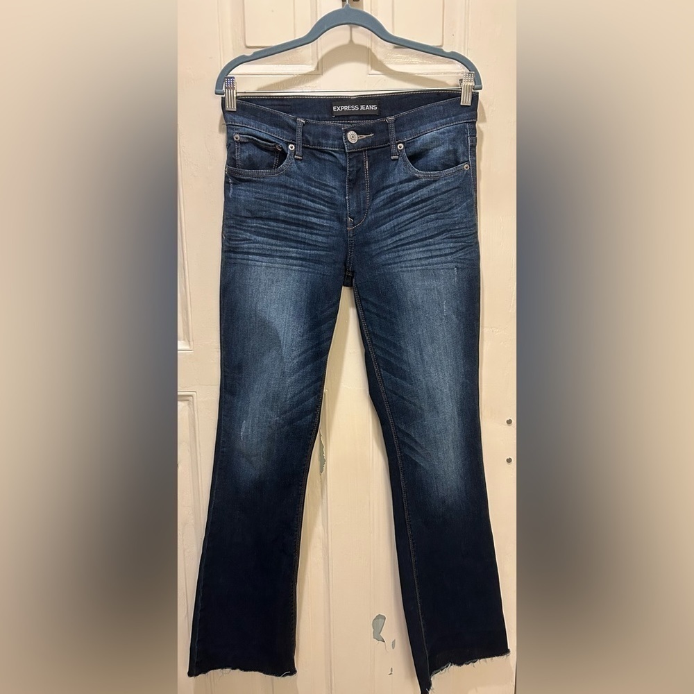Express Mia Mid-Rise Boot Cut Jeans with frayed hem. Size 6R‎